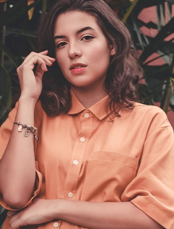 Mulher fazendo pose